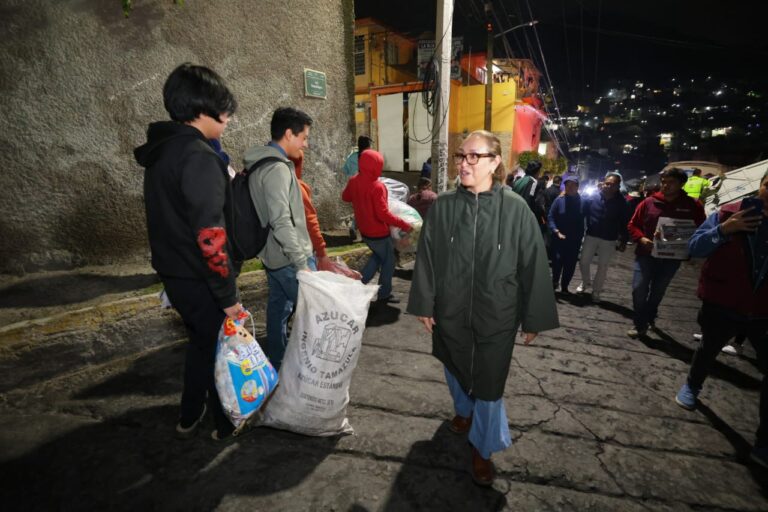 Vecinos de la zona alta de Ecatepec reciben el servicio gratuito de recolección nocturna